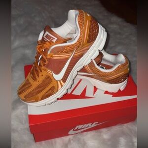 Nike Zoom Vomero 5 “Monarch”🧡🍊